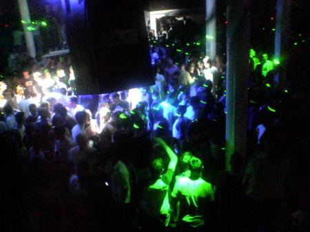 Photo prise en Boite de nuit; discothèque surement où mn fils  et copains  on du aller,  et ont voulu filmer  l'ensemble l'ambiance de la discothèque,mais ne me dmandez ps le nom de la Boîte