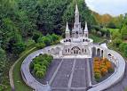 Je ne sais ps si vs connaissez LOURDES,mais quoiqu'on en pense, il y a de beaux paysages, bonair;et là:basilique avec la Grand place et ou il y a les promenades,et Processions;belle image, et bea