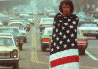 Michel  Sardou  habillée   pr la pose   avc  le drapeau américain