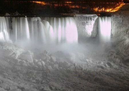 image lumineuse de Blancheur:Belle cascade: sous rocher; ça coule vif !  et le blanc en bas tombe comme  un  pré de neige, peut etre c'est de la neige !! Image faisant penser à PURETE EAU Se rafr