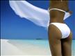 Femme  black  à la plage, belle,  beau maillot blanc beauté féminine,  tte simple ctte photo mais je la trouve sympa et  beau corps féminin  avc fond de bleu./Mer  et   ciel bleu profond    A   Plus 