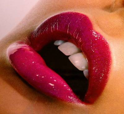 Belles lèvres de cette femme, qui doit surement être belle,  attirante   sensuelle,  beauté féminine ;  beau rouge à lèvres   rouge brillant ;   no comment.  pr ctte image  plutot jolie!!   AMITIES  T
