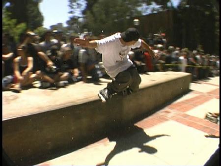 Pr amateurs rollers skate/Sports de glisse, je vs présente ctte image : ce jeune faisant roller  sur bord  d'un muret; il s'en sort bien, et public autour /  Sur ce , je vs  Dis  BONSOIR  A 