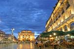 Célèbre Place de LA COMEDIE à Montpellier, prise :  La nuit; jolie,  le théâtre  dans le fond de l'image, grande place ,  magasins et surtout cafés,  brasseries, restos... et  les jardins de l�