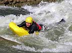 Sports extrêmes -   Glisse  dans l'eau ;  non ce n'est ps du canoe kayak !!  Jolie photo: eaux turbulentes; belles couleurs