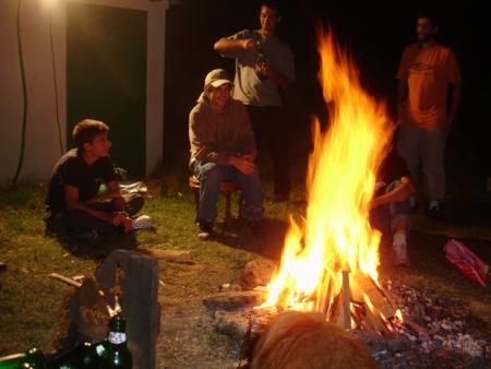 Image d'AMITIE de Fraternité autour d'un beau Feu ; jeunesse ; qui sourit chante parle; feu qui amène CHALEUR LUMIERE JOIE et Amène à partager ; ça rappelle les feux aussi, les bns moments s