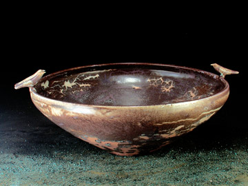 Beau vase plat : en céramique style ancien; très beau marrondoré foncé ; ça rappelle l'histoire Ancienne ; la mythologie historique ancienne ; l'Egypte pr exemple;jolis motifs qui sont bien 