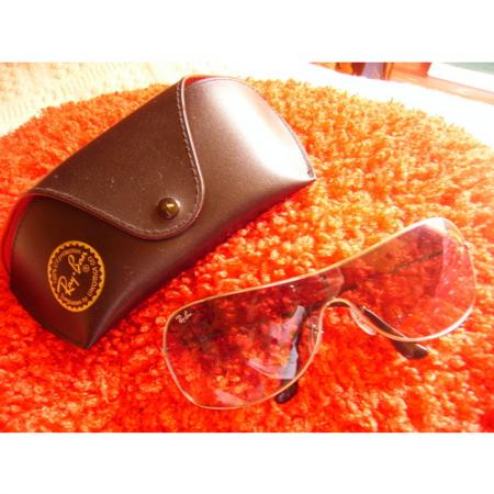 Vue d'objets de ts les jours, mais là c's JOLI PHOTO: Belles lunettes à bord doré,bel étui marron ; sur joli  Tapis OrangeJaune; Photo bien prise -  Tendresse Amitiés  A BIENTOT -  Marie - A