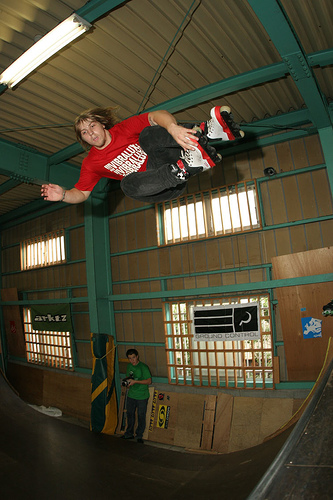 Rollers, squate, là sportif en rollers dans Salle, beau saut; sport de glisse, que j'aime bien aussi, ptit penchant! cmme mon fils! mais lui en pratique en amateur, bien sur, mais il s'en so