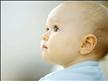 Photo tte simple, mais BELLE : d'un beau BEBE ;de profil,il regarde vers le haut, peut etre sa maman ou son papa; beau visage,joues un peu joufflues qui lui va bien,ses cheveux clairs parsemés sr