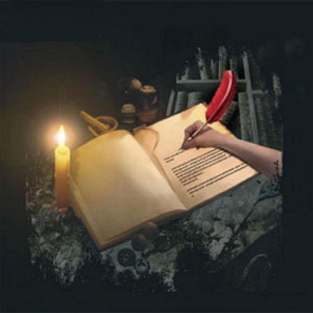 Ecrivain dame, écrit à la plume, ses mémoires, ou relit le livre, à la bougie;table fond noir, style ancien,livre bien éclairé prla bougie; image que j'aime beaucoup;ça rappele l'ancientemps