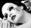 Image noir blanc:mais belle de ctte femme : maquillée,le mascarant coulant,elle pleure, chagrin d'amour peut etre; et pourtant femme superbe;belles lèvres; sensuelle; Beauté  