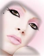 Belle femme, tons pastel rose et ce contraste maquillage mascara noir ; beaux yeux bruns foncés d'un regard vif et doux à la fois; et ses paupières roses lèvres roses, sa belle épaule éfleurant s