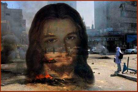 bELLE iMAGE du CHRIST ; beau regard ; dans ce paysage de ville  plutot débranlée ; incendie ; feux ;  dégâts ; et le CHRIST JESUS montre qu'IL EST LA POUR AMENER L'ESPERANCE DE  REMONTER LA 