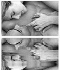 couple se regarde amoureux un peu dns l'eau:reflets:JOLI!!
