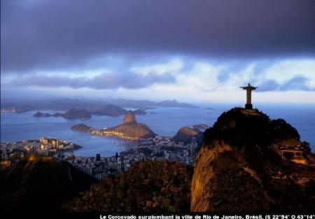 Vue sur l'océan à RIODEJANEIRO Brésil: la statue du Christ sur ctte montagne, domine sur cette belle vue!