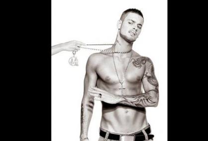 Pr amateur de M POKORA et son style musique branché : voila une photo delui, bijoux et tatouages qui ressortent et beaux:image NOIR BLANC: mais qui me plait: Pokora: je le trouve plutot séduisant! et 