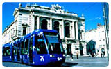 Amitiés de Montpellier,où je vis: la Célèbre Place de La Comédie: statue Des Trois Graces devant; et vs avez un  apercu du Tram qui passe là ligne Num 1;et il y a une 2ème ligne dpuis 2003 environ,pro