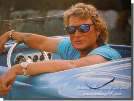 Johnny Hallyday: lunettes de soleil bleutées;  dans sa Voiture  style Sport photo look 