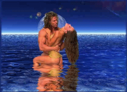 L'océan ou la mer: un couple à moitié dans l'eau s'aime,dans leur beauté;attirance passion !!Amour!
