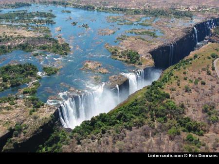 Barrage:  belle cascade avec  fond  de verdure: en CALIFORNIE