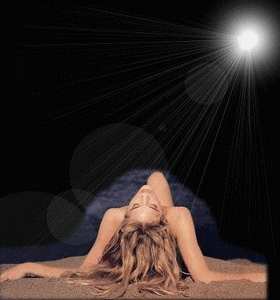 La nuit, belle femme sur le sable air nocturne éclairée par la Lune!!!