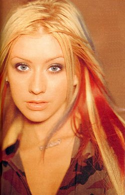 Jolie chanteuse qui a fort succès et belles chansons; visage très doux de cette jolie femme ))