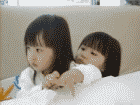 deux petites filles adorables bisous se tournent se retournent!!
