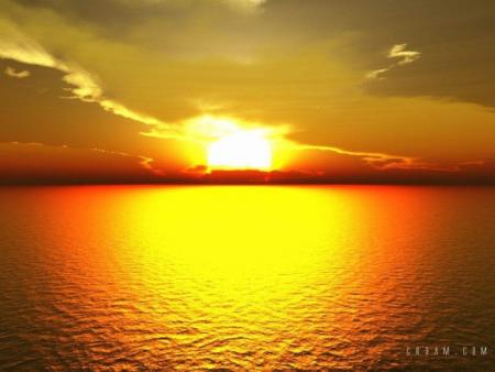 Coucher de soleil magnifique éclairant la mer ou le lac : l'eau éclairée par le soleil : Joli