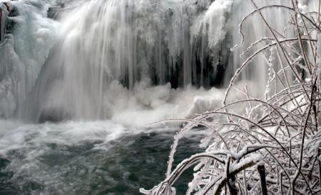 printemp oui, j'ai craqué sr cet bel image:cascade arbres neige;eau tumultueuseimage superbe bel féérie!!