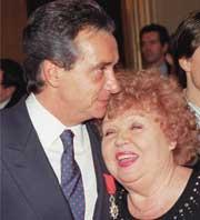 Michel Sardou:embrasse sa mère Jackie SardouSourianteLien sincère entre mère/filsBEAU