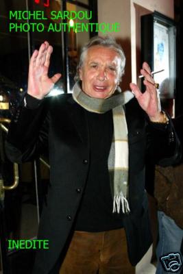 Original:michel Sardou:devant photo INEDITE; pris dns la vie, on dirait!!le derrière du Décor!!!!