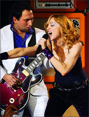 Madonna:  en concert ; que d'énergie !! elle chante Concert à côté de son guitariste!!elle   Donne  !!  