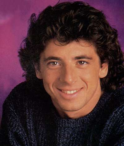 Bien charmant et souriant Patrick Bruel Belles chansons  je l'aime bien sympa!!