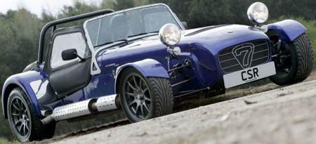 Belle voiture: genre cabriolet, modern et style un peu ancien à la fois!