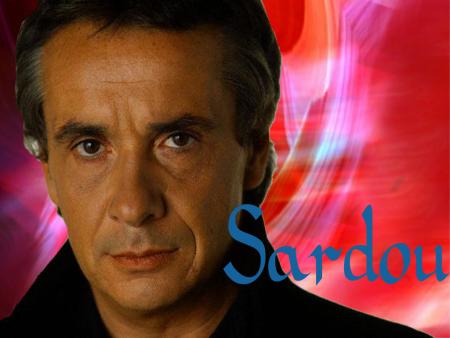 Michel Sardou:pensif souriant bien charmant sr cte photo;joli fond rouge rose!!