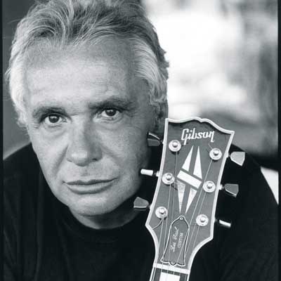 Michel sardou,regard profond;sa guitare!cheveux grisonnant,mais tou aussi charman!!
