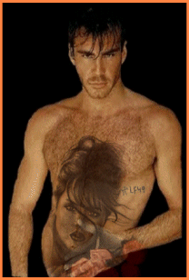 original:homme montr sa féminit masculine,un tatouage sr ventre:POUR TOI BISOUS!!!