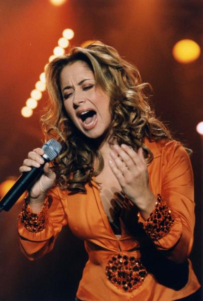 Lara Fabian:chanteuse belle voix;que j'aime beaucoup;tr&egrave;s belles chansons�sur Sc&egrave;ne ici en Concert�� Coucou A Demain ��