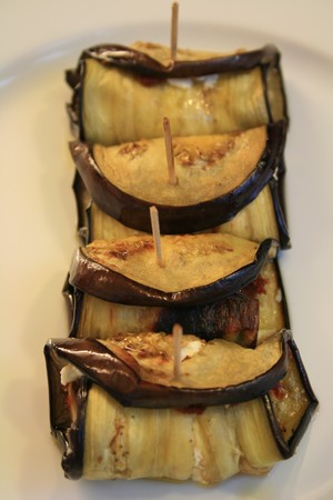 BONJOUR�c'est ps l'heur mais bien app&eacute;tissant:l&eacute;gum saison ETE les aubergines roties ici en brochettes;farcies pan&eacute;es avc des tomates,que des recettes�BON APPETIT � BON ETE TS TTES �  A BIEN