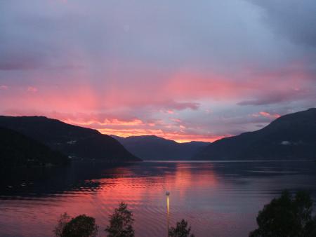 Beau Lac de Montagne l&eacute;gers reflets de soleil jaune rose se refl&egrave;te sr l'eau Verdure� envie de voyager ps trop pris devacances cet &eacute;t&eacute;! ENFIN plus tard surement &ccedil;a fera du bien, et Vous vos Vacan
