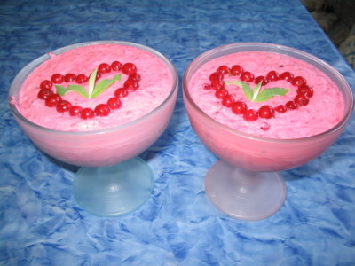 Beau ces couleurs roses rouges verts:donne envie &ccedil;a a l'air bien frais: Mousse &agrave; la myrtille� frais et l&eacute;ger, encor de saison�� gourmande je le suis un peu, je pense que vous surement il doit y e