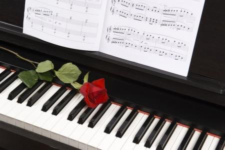 beau piano partition,Rose Amour Musique ce qui rappelle Bethoven,c&eacute;l&egrave;bre chanson dns spectacle Concert M Sardou!!il joue au piano sr Sc&egrave;ne!! BON ETE Musique joie danse � Agr&eacute;ables moments   mil amiti&eacute;