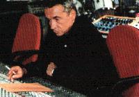 Bye�Et oui Michel sardou au travail san dout devant partition table de mixage r&eacute;fl&eacute;chit &agrave; ses prochain textes musiques� maisil trouvera  a l'inspiration  artiste talent j'ai confiance en lui