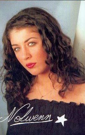 Bien bell chanteuse  j'aim beaucoup savoix et ses chansons��beaux yeux beau visage,beaux cheveux noirs�photo d&eacute;dicac&eacute;e de samain�Nolween �� mil  bisous  BONNE NUIT   BEAUX REVES EN COULEURS ET D&