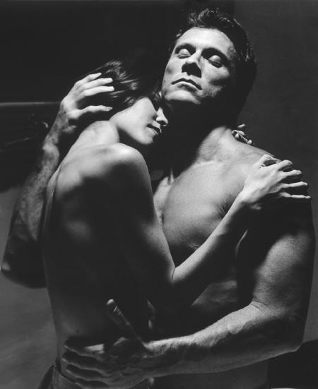 bel photo NoirBlanc d'un beau couple amoureux enlac&eacute;s s'aiment/complices &ccedil;a se voit!! belle photo! Amour Joie Rire  Bons moments  agr&eacute;able soir&eacute;e   bizzz   je vs adresse un peu d'air so