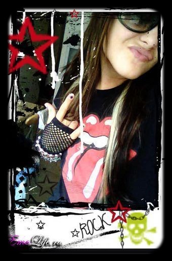 Ici,plus d'ACTU de mode,une rockeuse,lunett noir,habill&eacute;e cool rock original Couleur Etoiles, et &ccedil;a lui va bien, fort ravissant ntre rockeuse!!   SOIREE  je vs la souhaite gaie  rire chanson d&eacute;te
