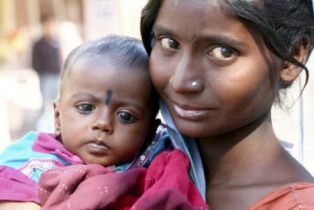 Belles photos une maman Indienne tient son fils avc Amour le Prot&egrave;ge veut le Rendre Fort dns la Vie�l'Inde que de choses il y aurait &agrave; dir malgr&eacute; mis&egrave;re,ils ont le sourire aux l&egrave;vres les gens!!c&