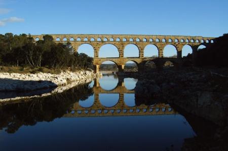 LE PONT DU GARD belle vue rafraichaissant;beau coin;joli le Gard aussi, chau certes,mais aussi coin de verdure;Connaissez vous peut etre l'endroit lar&eacute;gion du GARD? A PLUS  Marie-andr&eacute;e  Amiti&eacute;s 