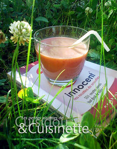 L'Et&eacute;,bon Cocktails fruits l&eacute;gumes,naturels autant ce peu!!app&eacute;tissant et beau &agrave; regarder ce verre, entour&eacute; de verdure��Bn app et bons Rafraichissement � Bisous  &agrave; bientot de vs lire��  marie-and
